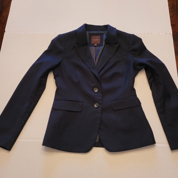 The Limited Sz 4 Classic Navy Blazer, 2 button, Notched collar, 2 flap pockets - Picture 5 of 6
